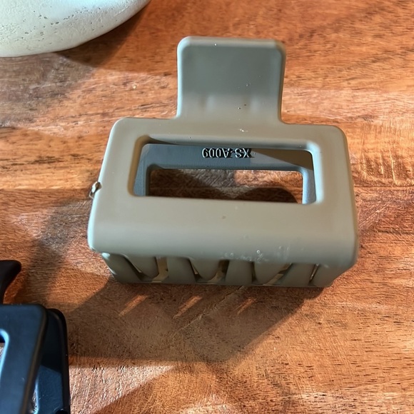 Set of 3 Matte Color Claw Clips - Picture 3 of 6